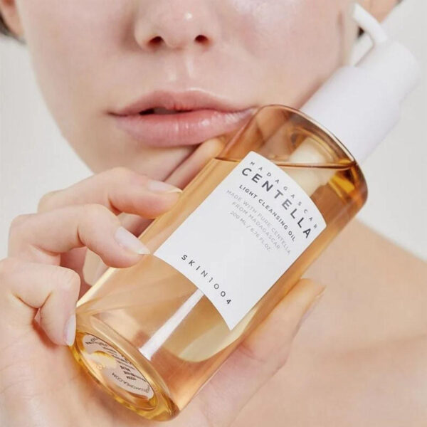 SKIN1004 Madagascar Centella Light Cleansing Oil 200ml - Image 3